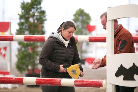 Vier-Sterne-Parcourschefin Jessica Ripplinger bei der Arbeit | © Ronja Prokosch