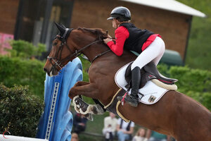 Bellaluna Resnick im Sattel ihrer Stute Big Centaire | © privat