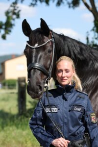 Im Alltag ist Valerie del Rio Pfeffer Polizistin, im Viereck avanciert sie mit Braveheart aktuell zur Seriensiegerin. | © D. Matthaes