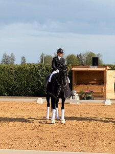 Svenja Holzmayr und Johnson's siegten im Grand Prix vom Riedschreinerhof. | © privat