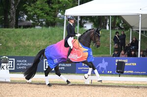 Simone Pearce und Will Marq galoppierten freudestrahlend in der Ehrenrunde des 3*-Grand Prix an Tag eins der Pferd International 2026. | © Hubert Fischer