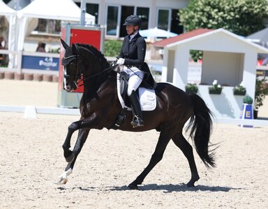 Nicole Casper galoppiert mit Birkhof's Zabalou zum Sieg. | © Roger Müller