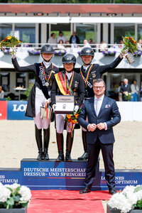 Das Podium der Grand Prix Kür bei den Deutschen Meisterschaften (v.l.n.r.): Semmieke Rothenberger, Isabell Werth und Raphael Netz | © Lafrentz