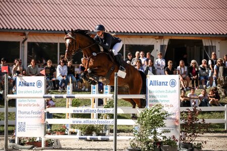 Alina Hertwig und Lucky sprangen im Amazonenspringen in Isny zu ihrem 18. S-Sieg. | © Janina Sanwald