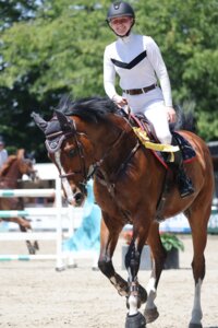 S-Siegerin Victoria Hoffmeister bei der Ehrenrunde für ihren ersten S-Sieg | © D. Matthaes