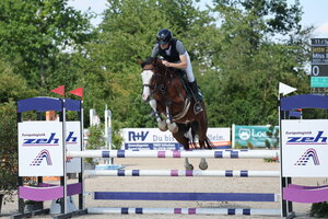 Miss Bubble HZ springt zum Titel bei den fünfjährigen Ponys. | © D. Matthaes