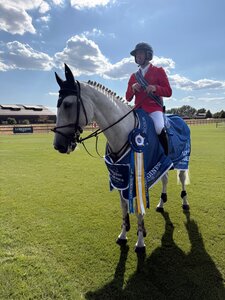 Adrian Schmid mit Chicarito auf dem Rasen vo Samorin | © privat
