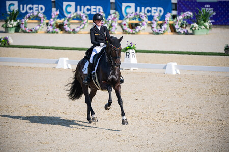 Clara Kohoutek und Dark Dancer galoppierten bei den Europameisterschaften in der Junioren-Kür zu Silber. | © FEI/Lukasz Kowalski