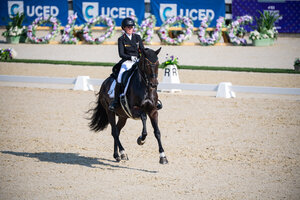Clara Kohoutek und Dark Dancer galoppierten bei den Europameisterschaften in der Junioren-Kür zu Silber. | © FEI/Lukasz Kowalski