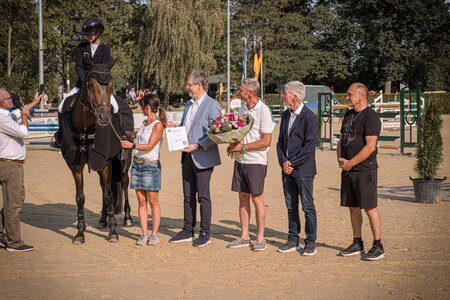 Gelungene Zeremonie in Schwetzingen - das Goldene Reitabzeichenfür Sina Urban | © Alexander Scherer/https://lightwork.photo/