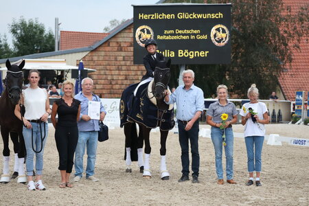 Im Rahmen des Birkhof Dressurfestivals wurde Julia Bögner das Goldene Reitabzeichen verliehen. | © D. Matthaes