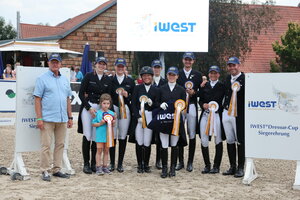 Die strahlenden Platzierten der Qualifikation für die Finalqualifikation des iWEST Dressur Cups auf dem Birkhof. | © D. Matthaes
