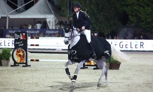 Sophie Hinners mit der im Land bestens bekannten Schimmelstute SMA Disney | © Roger Müller