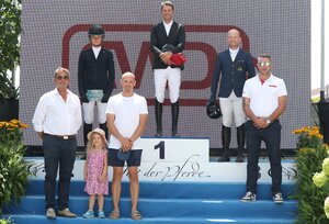 Ein Foto für Familienalbum: Michael Herhalt vor Sopie Hinners und Michael Jung | © Roger Müller