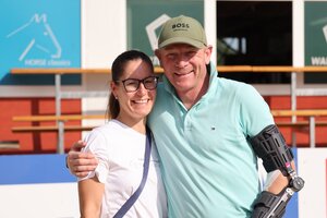 Mario Walter mit seiner Frau Madeleine und lädiertem Arm  | © D. Matthaes