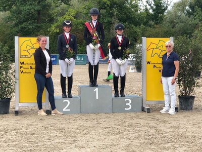Franka Müller sichert sich bei den Württembergischen Meisterschaften der Ponyreiter Gold. | © Knisel-Eberhard