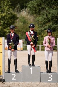 Die Württembergischen Meister der Junioren: Emilia Schlüsselburg (m.), Erik Kölz (l.) und Rosalie Heine (r.). | © Isabelvk.fotografie
