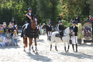 Max Weißbrod bei der Verleihung des Goldenen Reitabzeichens, an seiner Seite auf dem Pony seine vierjährige Tochter Paulina | © D. Matthaes