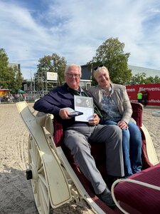 Südbadens Verbandspräsidentin Iris Keller ehrte den Vorsitzenden des Ortenauer Reiterringes Hans-Jürgen Schnebel mit der Dieter-Graf-Landsberg-Medallie in Silber | © Sarah Moser