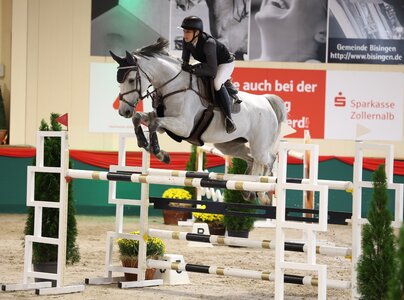 Erste Siegerin in Bisingen: Anna Marlena Zehnle auf Coca Colada | © Roger Müller 