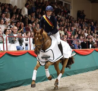 Sonja Kirn mit ihrem Herzenspferd Carla Bruni auf der Ehrenrunde | © Roger Müller
