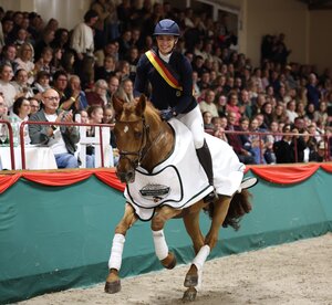 Sonja Kirn mit ihrem Herzenspferd Carla Bruni auf der Ehrenrunde | © Roger Müller