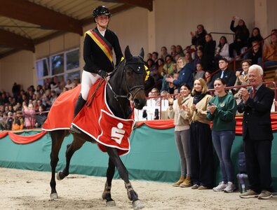Britt Roth, strahlende Siegerin von Bisingen-Hohenzollern  | © Roger Müller