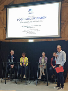 v.r. Tierarzt und Gastgeber Benjamin Graveley, Lotta Katrina Hinz, Viktoria Laufkötter, Moderatorin Marion Kynaß, Markus Lämmle. | © Stellberger