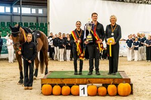 Laura Eisemann und Simon Reber gemeinsam mit Pferd Dingsda und ihrer langjährigen Longenführerin Sabine Leutz | © Daniel Ellwanger/ Vaulting World